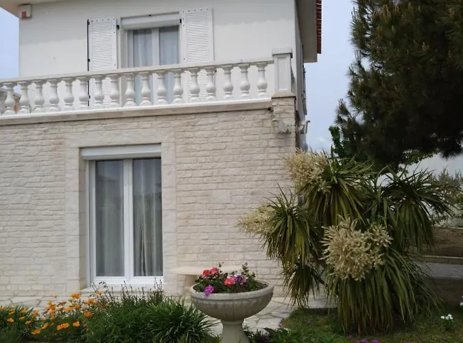 Дом отдыха Maison Avec Jardin Prive